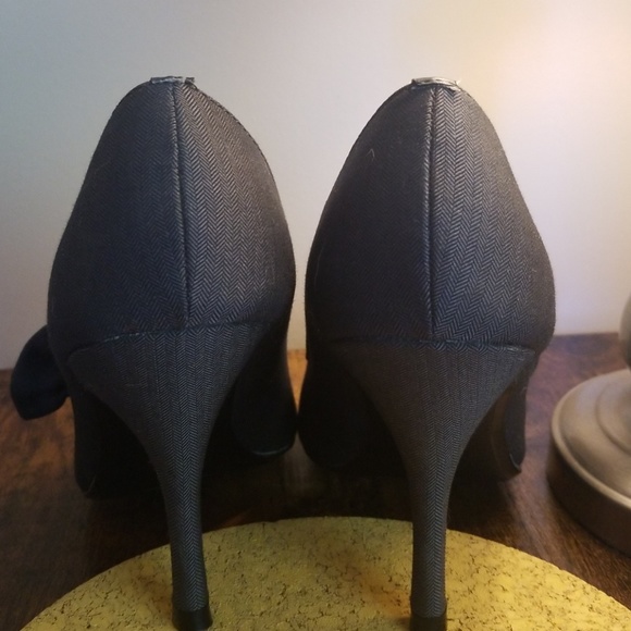 ANN MARINO Ruffled Heels - Picture 3 of 6